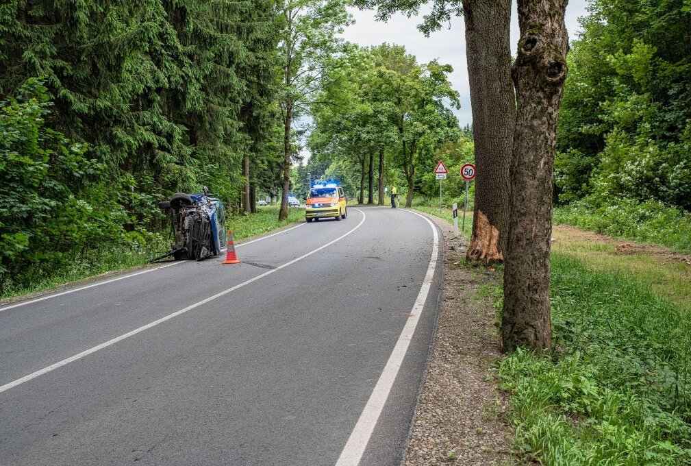 Unfall auf B171 in Marienberg: PKW kollidiert mit Baum - Unfall in Marienberg. Bildrechte: Bernd März/Blaulicht&Stormchasing