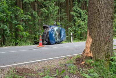 Unfall auf B171 in Marienberg: PKW kollidiert mit Baum - Unfall in Marienberg. Bildrechte: Bernd März/Blaulicht&Stormchasing