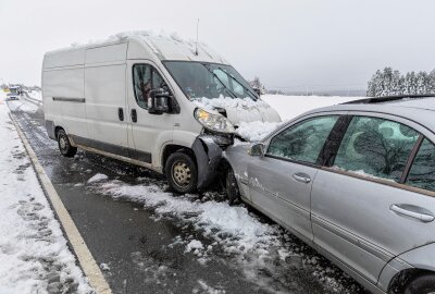 Unfall auf B173: PKW kollidierte frontal mit Transporter - Am Samstag kam es auf der B173 in Hetzdorf zu einem Unfall zwischen einem PKW und einem Transporter. Foto: Marcel Schlenkrich
