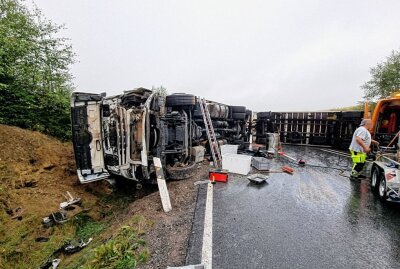 Unfall auf B174: LKW kippt um - Am Freitag ereignete sich auf der B174 zwischen Reitzenhain und Abzweig nach Marienberg ein Verkehrsunfall. Foto: Harry Härtel