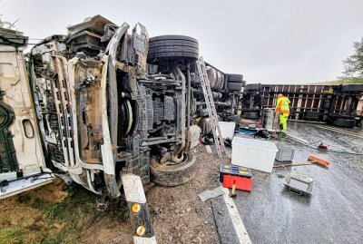Unfall auf B174: LKW kippt um - Am Freitag ereignete sich auf der B174 zwischen Reitzenhain und Abzweig nach Marienberg ein Verkehrsunfall. Foto: Harry Härtel