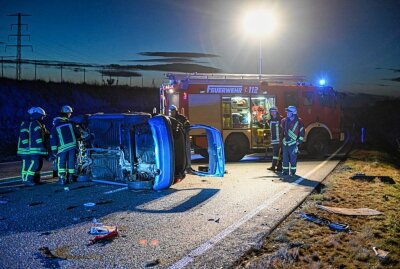 Unfall auf B178: PKW überschlägt sich auf glatter Straße - PKW überschlägt sich auf B178 bei Obercrunnersdorf. Foto: LausitzNews