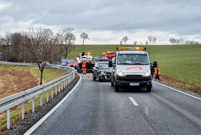 Unfall auf B95: PKW-Hänger stürzte um - Auf der B95 kam es zu einem Unfall. Foto: Harry Härtel / haertelpress