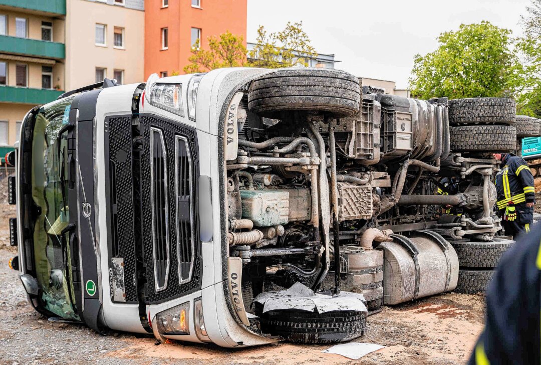Unfall auf Baustelle: LKW kippt um - Fahrer verletzt - In Ostsachsen hat sich am Montagmittag wieder ein LKW-Unfall ereignet, bei dem ein Laster umkippte. Foto: Xcitepress