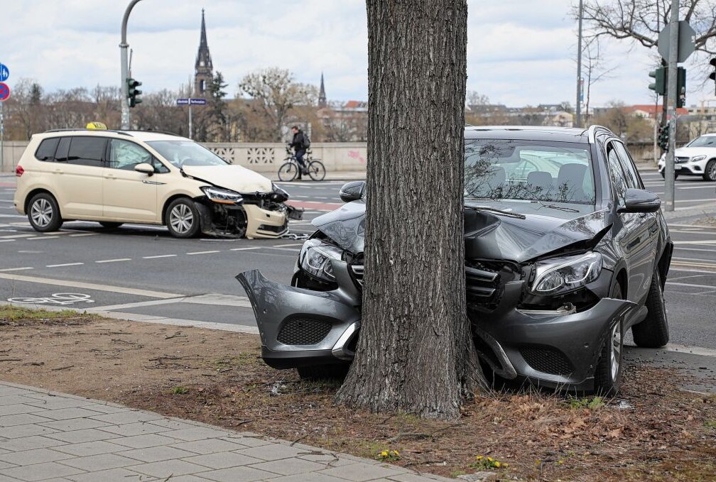 Heute Mittag verursachte ein 80-jähriger Mercedesfahrer einen Unfall auf dem Sachsenplatz. Foto: Roland Halkasch