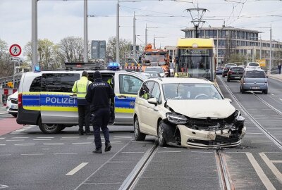 Unfall auf dem Sachsenplatz: Mehrere Personen verletzt - Heute Mittag verursachte ein 80-jähriger Mercedesfahrer einen Unfall auf dem Sachsenplatz. Foto: Roland Halkasch