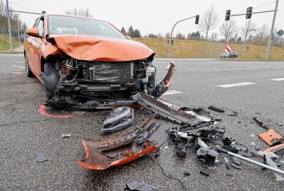 Unfall auf dem Südring: Kleintransporter biegt spontan ab und kollidiert mit PKW - Am Montag ereignete sich gegen 17.30 Uhr in Chemnitz. Foto: Harry Haertel