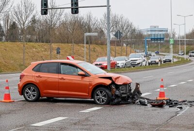 Unfall auf dem Südring: Kleintransporter biegt spontan ab und kollidiert mit PKW - Am Montag ereignete sich gegen 17.30 Uhr in Chemnitz. Foto: Harry Haertel