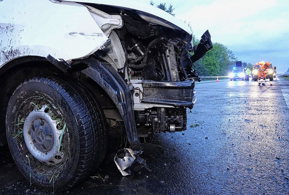 Unfall auf der A13: Fahrer schwer verletzt - Thiendorf. Am 18.05.2021 kam es gegen 19.10 Uhr auf der A 13: geriet während eines Regenschauers ein Kleintransporter Mercedes-Benz Vito ins Schleudern.Foto: Roland Halkasch