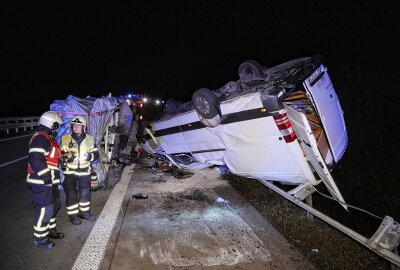 Unfall auf der A14: Sechs Personen verletzt - Auf der A14 kam es am Donnerstagabend zu einem Verkehrsunfall mit einem Kleintransporter. Foto: Roland Halkasch