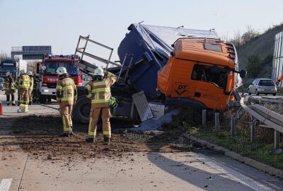 Unfall auf der A17: LKW schleudert gegen die Mittelleitplanke - Auf der A17 kam es zu einem Unfall. Foto: Roland Halkasch