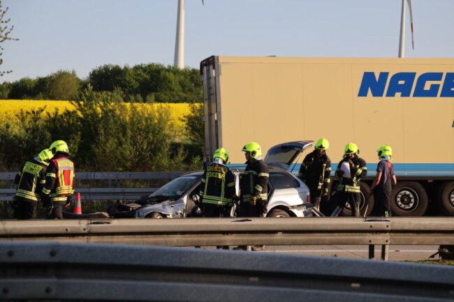Durch einen Verkehrsunfall mit einem beteiligten Fahrzeug musste die Autobahn 4 zwischen dem Kreuz Chemnitz und Limbach-Oberfrohna am Mittwochnachmittag zeitweise voll gesperrt werden. 