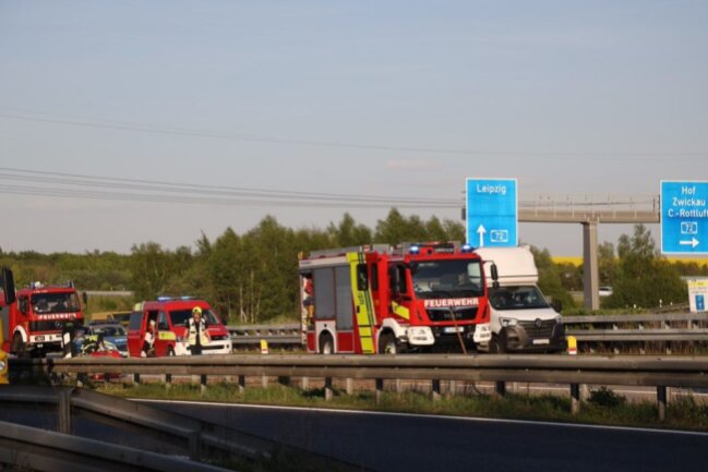 Durch einen Verkehrsunfall mit einem beteiligten Fahrzeug musste die Autobahn 4 zwischen dem Kreuz Chemnitz und Limbach-Oberfrohna am Mittwochnachmittag zeitweise voll gesperrt werden. 