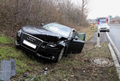 Unfall auf der A4-Anschlussstelle Dresden-Altstadt: Fahrer im Krankenhaus - PKW schleuderte die Autobahnbrücke. Foto: Roland Halkasch