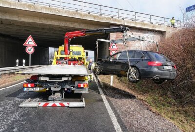 Unfall auf der A4-Anschlussstelle Dresden-Altstadt: Fahrer im Krankenhaus - PKW schleuderte die Autobahnbrücke. Foto: Roland Halkasch