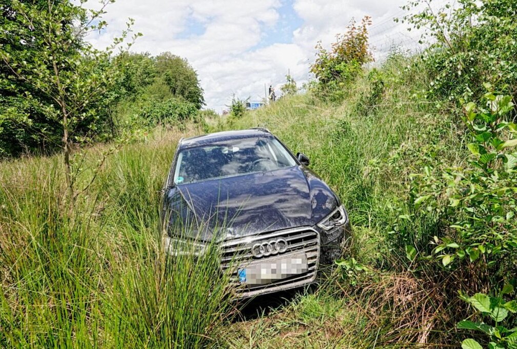 Unfall auf der A4: Audi parkt im Gebüsch - Unfall auf der A4: Audi kommt von Fahrbahn ab und landet im Gebüsch. Foto: Harry Härtel