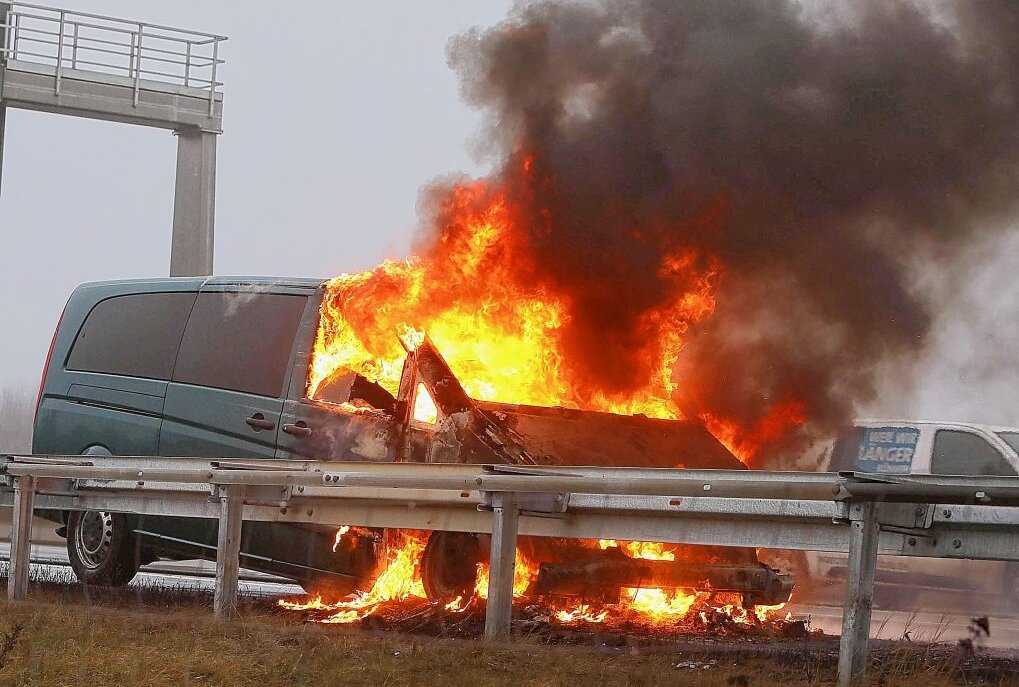 Unfall auf der A4: Auto fängt bei Glauchau Feuer - Ein Mercedes Kleinbus fing auf der A4 Feuer und brannte vollständig aus. Foto: Kretschel