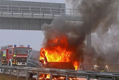 Unfall auf der A4: Auto fängt bei Glauchau Feuer - Ein Mercedes Kleinbus fing auf der A4 Feuer und brannte vollständig aus. Foto: Kretschel