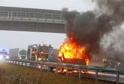 Unfall auf der A4: Auto fängt bei Glauchau Feuer - Ein Mercedes Kleinbus fing auf der A4 Feuer und brannte vollständig aus. Feuerwehr und Einsatzkräfte bereits vor Ort.  Foto: Kretschel