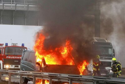 Unfall auf der A4: Auto fängt bei Glauchau Feuer - Ein Mercedes Kleinbus fing auf der A4 Feuer und brannte vollständig aus. Feuerwehr und Einsatzkräfte bereits vor Ort Foto: Kretschel