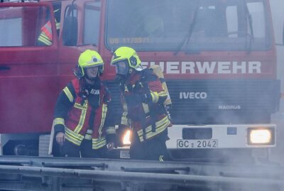 Unfall auf der A4: Auto fängt bei Glauchau Feuer - Ein Mercedes Kleinbus fing auf der A4 Feuer und brannte vollständig aus. Feuerwehr ist bereits am Einsatzort.  Foto: Kretschel