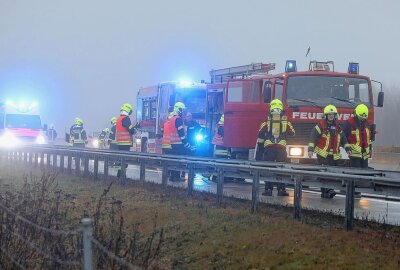 Unfall auf der A4: Auto fängt bei Glauchau Feuer - Ein Mercedes Kleinbus fing auf der A4 Feuer und brannte vollständig aus.  Foto: Kretschel