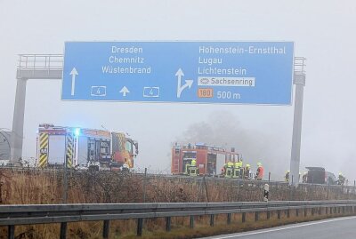 Unfall auf der A4: Auto fängt bei Glauchau Feuer - Mercedes Kleinbus fing Feuer 500 Meter vor der Ausfahrt nach Hohenstein-Ernstthal. Foto: Kretschel