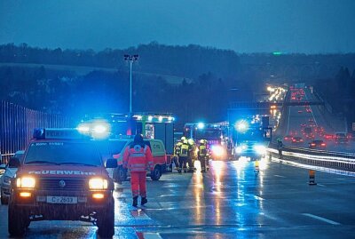 Unfall auf der A4 bei Chemnitz: Unfallverursacher flieht - Am Sonntag ereignete sich gegen 16.30 Uhr auf der A4 Fahrtrichtung Dresden, zwischen Chemnitz- Mitte und Chemnitz- Glösa ein Verkehrsunfall. Foto: Harry Härtel