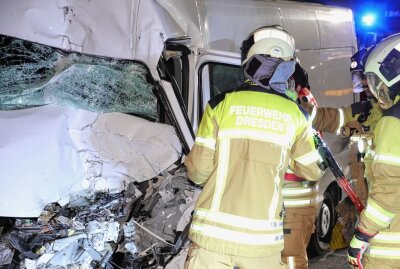 Unfall auf der A4: Fahrer wird eingeklemmt und schwer verletzt - Am 22. Mai kam es gegen 3.30 Uhr auf der A4, zwischen dem Autobahndreieck Dresden-West und der AS Wilsdruff zu einem schweren Verkehrsunfall. Foto: Roland Halkasch