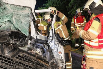 Unfall auf der A4: Fahrer wird eingeklemmt und schwer verletzt - Am 22. Mai kam es gegen 3.30 Uhr auf der A4, zwischen dem Autobahndreieck Dresden-West und der AS Wilsdruff zu einem schweren Verkehrsunfall. Foto: Roland Halkasch