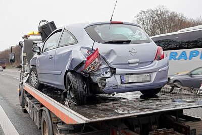 Unfall auf der A4 in Richtung Dresden - Totalschaden am Opel von hinten. Foto: Harry Härtel