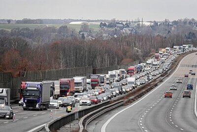 Unfall auf der A4 in Richtung Dresden - Es bildet sich ein Stau. Foto: Harry Härtel