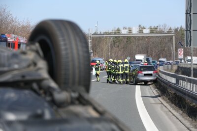 Unfall auf der A4: Zwei Autos kollidieren - Eine Schwerverletzer - Am A4-Autobahndreieck Dresden-Nord kollidierten aus noch ungeklärter Ursache ein PKW Opel Vectra und ein PKW Skoda Octavia. Foto: Roland Halkasch