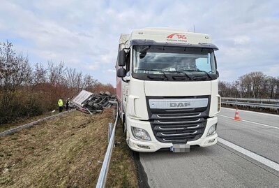 Unfall auf der A72 bei Chemnitz: LKW-Fahrer verliert Kontrolle über Fahrzeug - Am Donnerstag kam es auf der A72 zu einem Verkehrsunfall, wobei der Anhänger eines LKW umkippte. Foto: Harry Härtel