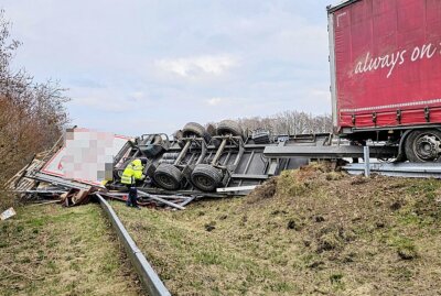 Unfall auf der A72 bei Chemnitz: LKW-Fahrer verliert Kontrolle über Fahrzeug - Am Donnerstag kam es auf der A72 zu einem Verkehrsunfall, wobei der Anhänger eines LKW umkippte. Foto: Harry Härtel