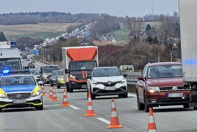 Unfall auf der A72 bei Chemnitz: LKW-Fahrer verliert Kontrolle über Fahrzeug - Es bildete sich ein Stau. Foto: Harry Härtel