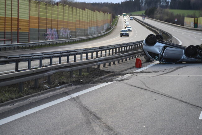 Unfall auf der A72: PKW überschlägt sich - Bei einem Unfall überschlug sich ein PKW auf der A72. Foto: Niko Mutschmann