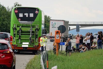 Unfall auf der Autobahn: Reisebus kollidiert mit PKW bei Spurwechsel - Ein Reisebus kollidierte auf der A17 mit einem PKW. Foto: Roland Halkasch