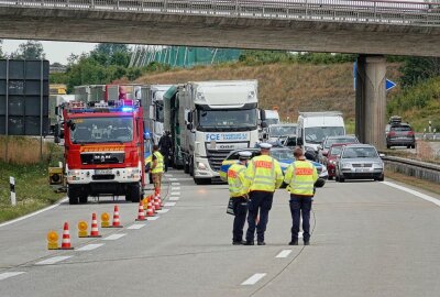 Unfall auf der Autobahn: Reisebus kollidiert mit PKW bei Spurwechsel - Ein Reisebus kollidierte auf der A17 mit einem PKW. Foto: Roland Halkasch