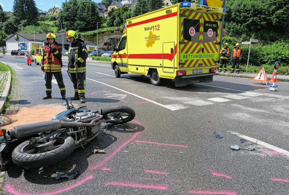 Unfall auf der B169 in Schneeberg: Motorradfahrer schwer verletzt -  Unfall auf der B169 in Schneeberg: Motorradfahrer schwer verletzt. Foto: Niko Mutschmann