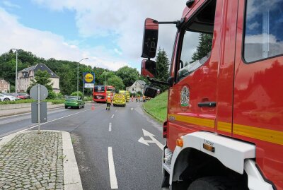 Unfall auf der B169 in Schneeberg: Motorradfahrer schwer verletzt - Unfall auf der B169 in Schneeberg: Motorradfahrer schwer verletzt. Foto: Niko Mutschmann