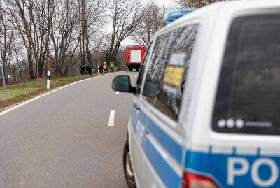 Unfall auf der B173 bei Niederschöna: PKW überschlägt sich - Schwerer Verkehrsunfall auf B173 bei Niederschöna. Eine 21-jährige Mazda-Fahrerin kam nach rechts von der Fahrbahn ab und hat sich einmal überschlagen. Foto: Marcel Schlenkrich