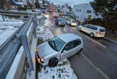 Unfall auf der B173: Eine Person im Krankenhaus - Auf der B173 in Mülsen kem es am Montagvormittag zu einem Verkehrsunfall. Foto: Andreas Kretschel