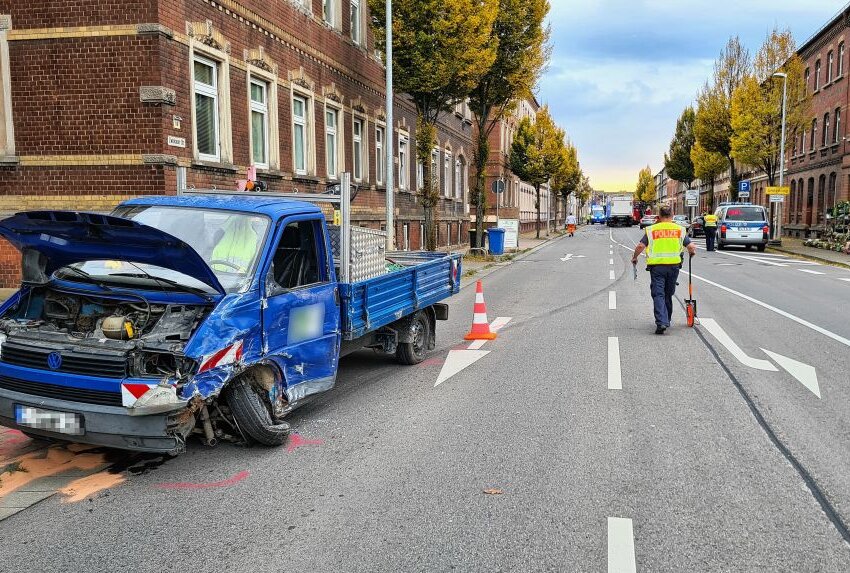 Unfall auf der B93 in Wilkau-Haßlau: Transporter kollidiert mit Sattelzug - Heute Morgen kam es Willkau-Haßlau zu einem Verkehrsunfall. Foto: Mike Müller