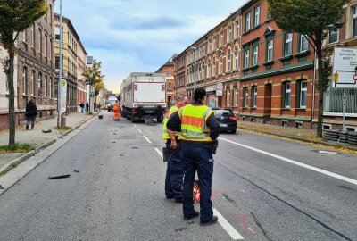 Unfall auf der B93 in Wilkau-Haßlau: Transporter kollidiert mit Sattelzug - Heute Morgen kam es Willkau-Haßlau zu einem Verkehrsunfall. Foto: Mike Müller