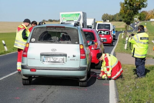 Unfall auf der S177 in Klipphausen: Drei PKW zusammengestoßen - Auf der S 177 sind drei Autos bei einem Unfall zusammengestoßen.