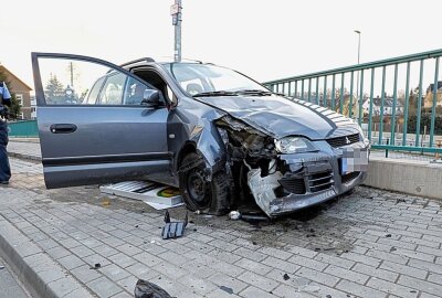Unfall auf Erfenschlager Straße: PKW fährt in Kurve geradeaus - Am Montag ereignete sich gegen 18.30 Uhr in Chemnitz auf der Erfenschlager Straße ein Verkehrsunfall. Foto: Jan Härtel