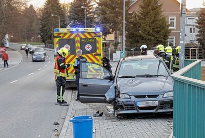 Unfall auf Erfenschlager Straße: PKW fährt in Kurve geradeaus - Am Montag ereignete sich gegen 18.30 Uhr in Chemnitz auf der Erfenschlager Straße ein Verkehrsunfall. Foto: Jan Härtel