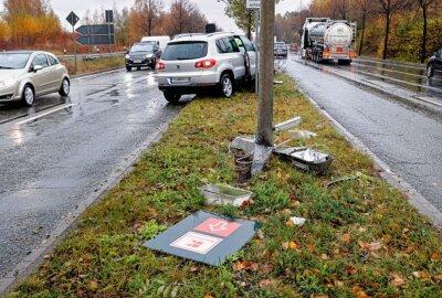 Unfall auf Neefestraße: Fahrer verliert Kontrolle - Unfall in Chemnitz auf der Neefestrasse. Foto: Harry Härtel