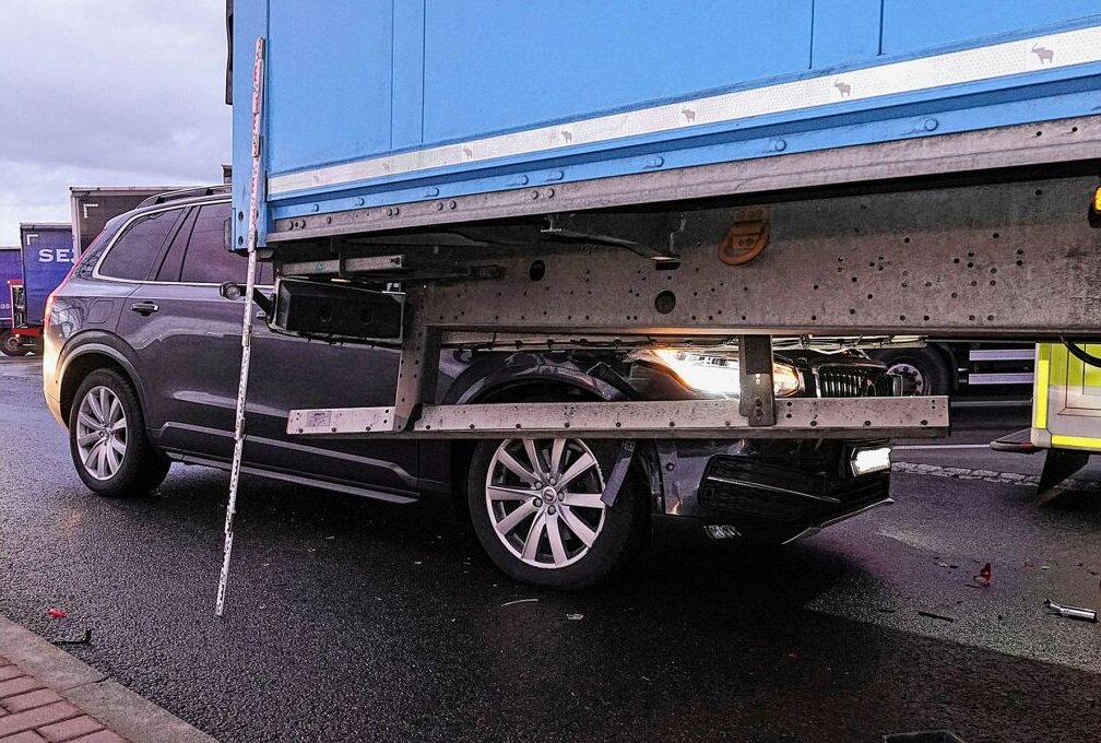 Unfall auf Rastplatz: Rettungshubscharuber in Radeburg im Einsatz - Auf dem Parkplatz "Am Finkenberg" prallte am Dienstag ein PKW Volvo auf einen Sattelzug Scania. Foto: Roland Halkasch